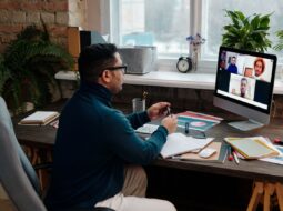 How to Manage Remote and Hybrid Teams Effectively