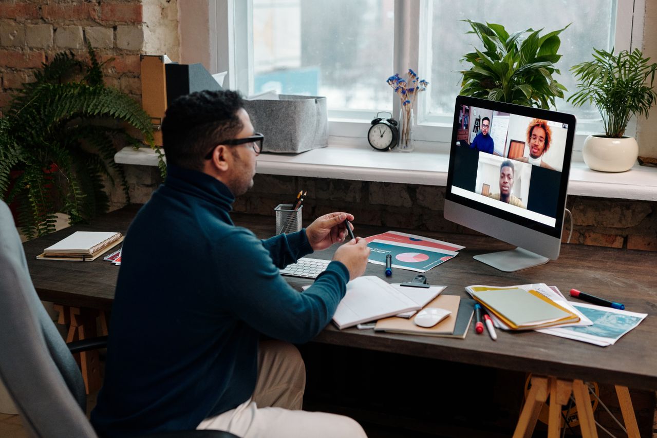How to Manage Remote and Hybrid Teams Effectively